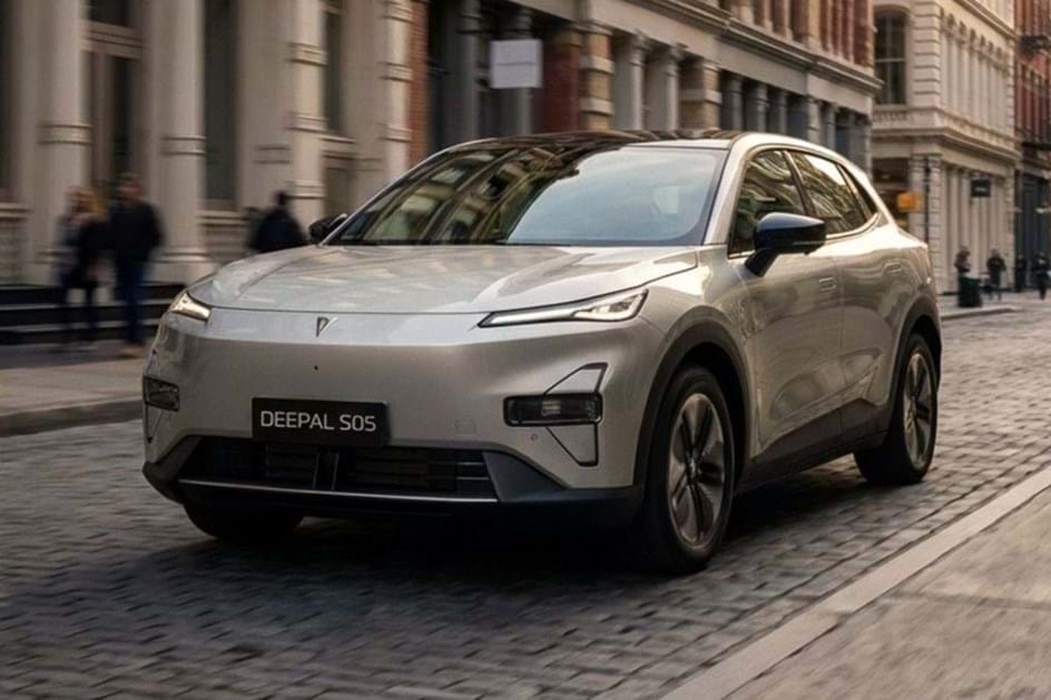 Changan Deepal S05 passa a híbrido 'plug-in' com 100 km eléctricos