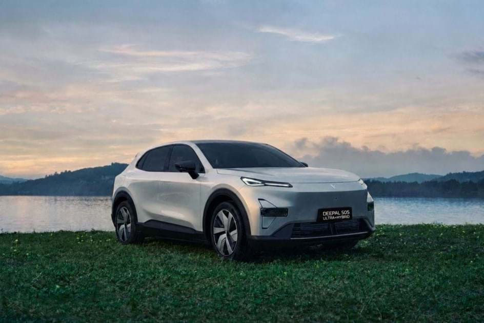 Mais de 100 km eléctricos: Changan Deepal S05 PHEV já tem preços