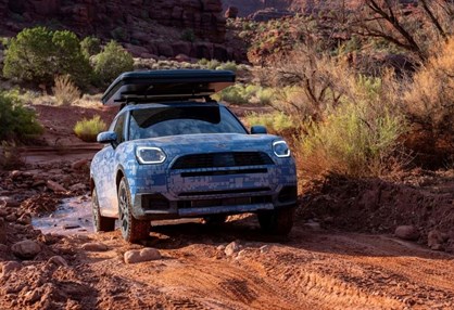 Mini Countryman assume aventura 'off-road' com tenda na capota