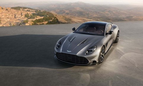 Ode ao V12: Aston Martin Vanquish celebra 25 anos com edição especial