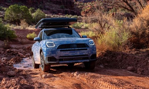 Mini Countryman assume aventura 'off-road' com tenda na capota