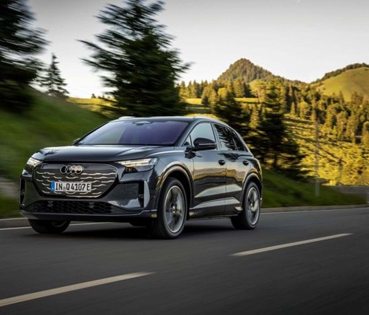Novo Audi Q4 e-tron resume personalização a dois pacotes opcionais