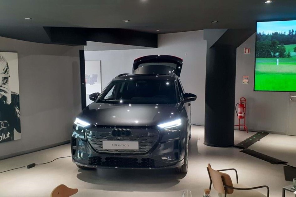 Novo Audi Q4 e-tron resume personalização a dois pacotes opcionais