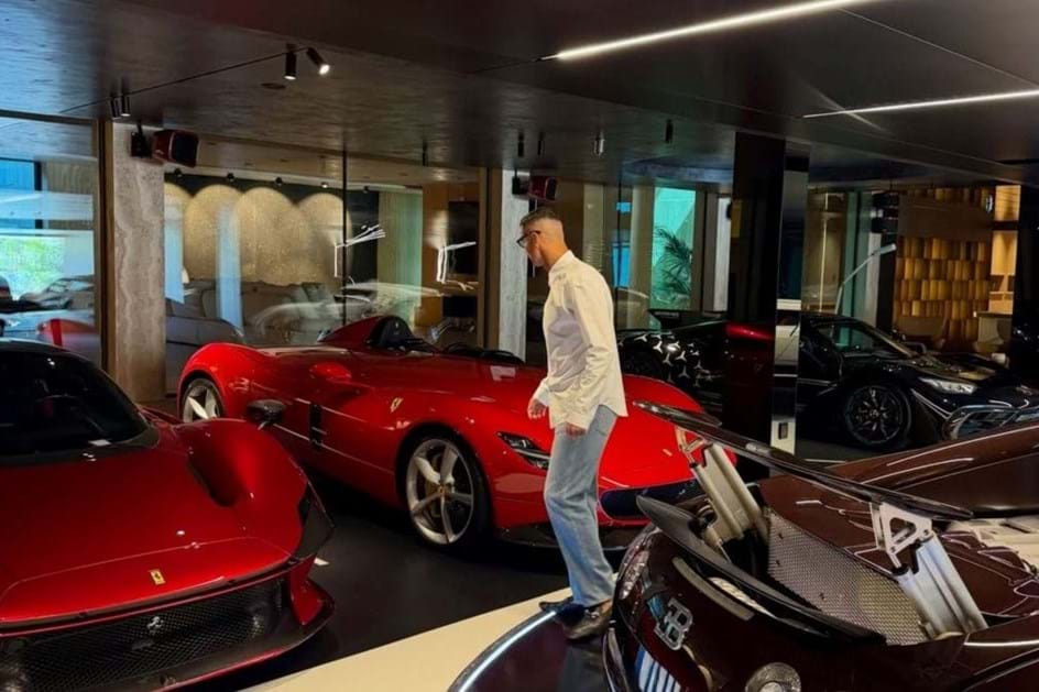 ''Os meus brinquedos'': CR7 faz visita guiada à sua garagem milionária