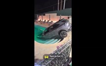 Confunde marchas automáticas e atira Renault Symbioz para a piscina
