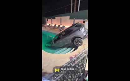 Confunde marchas automáticas e atira Renault Symbioz para a piscina