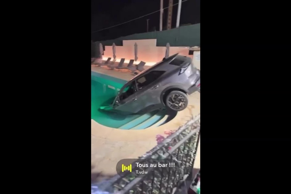 Confunde marchas automáticas e atira Renault Symbioz para a piscina