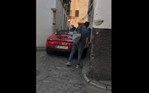 ''Piloto'' português ''entala'' Ferrari de 620 cv numa ruela de Sevilha