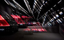 Visibilidade total: Audi Q9 estreia painel OLED com desenho curvo
