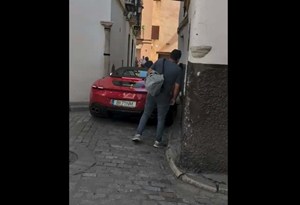 ''Piloto'' português ''entala'' Ferrari de 620 cv numa ruela de Sevilha