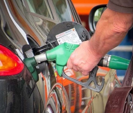 Preços dos combustíveis: gasolina tem forte queda, gasóleo volta a subir na segunda-feira
