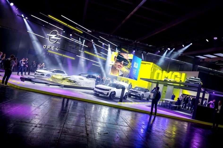 STX Concept destacado: Opel leva Autobahn alemã ao salão de Paris