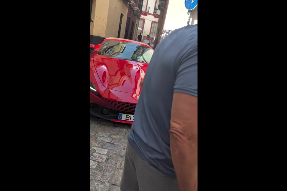 ''Piloto'' português ''entala'' Ferrari de 620 cv numa ruela de Sevilha