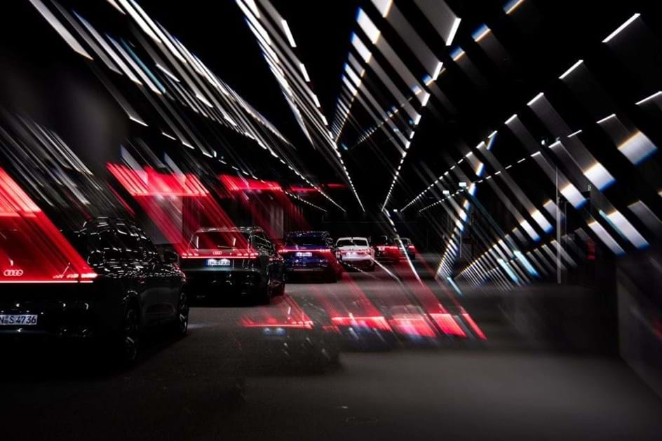 Visibilidade total: Audi Q9 estreia painel OLED com desenho curvo
